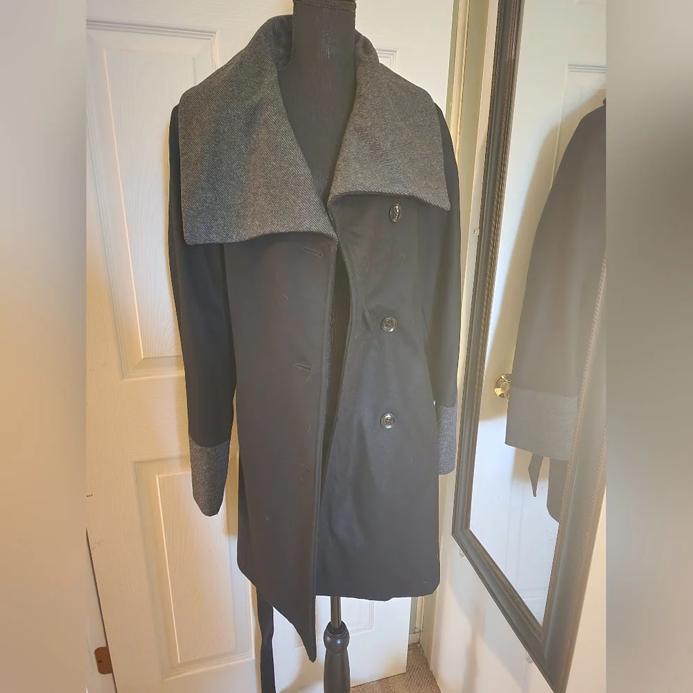 Coat - Picture 3 of 9